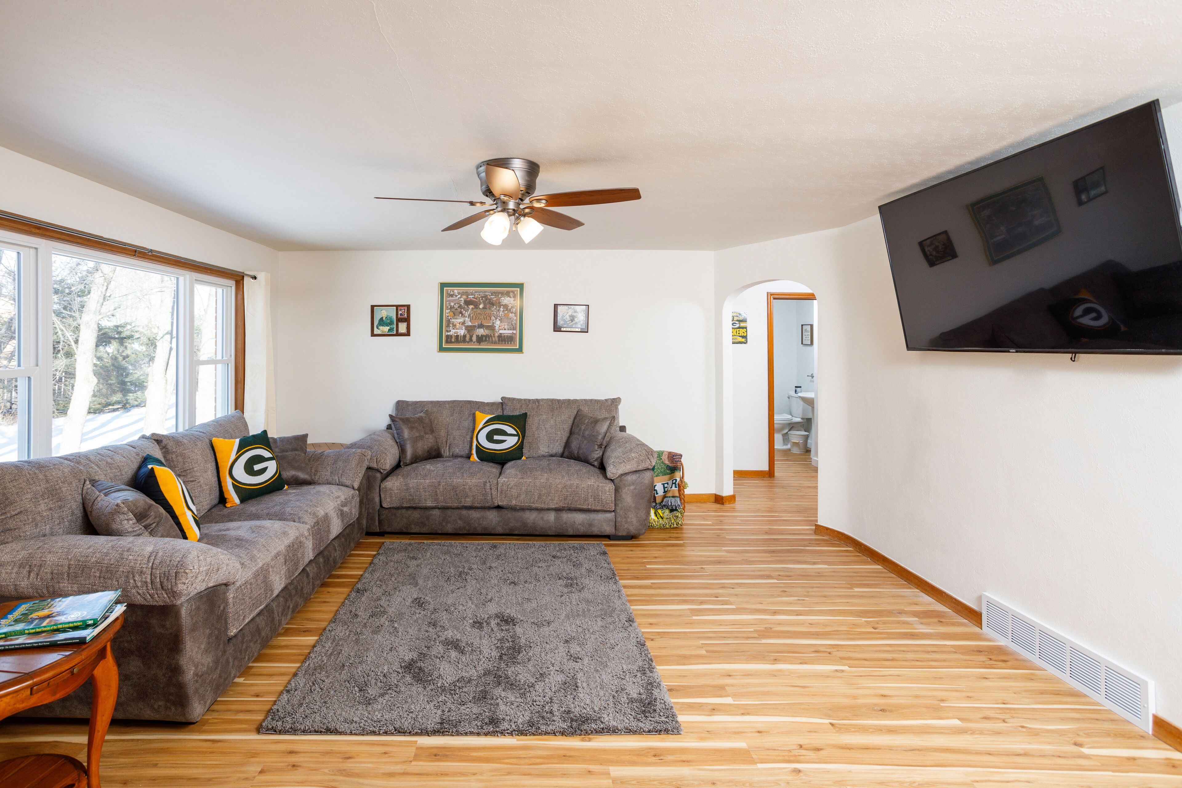 10 Minutes from Lambeau Field. Green Bay Packer Themed House!