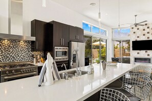 Unclassified image, 3 of 28, button