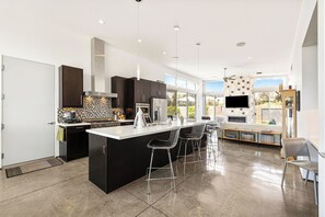 Fridge, microwave, oven, stovetop - 'Troubadour' Mid Mod Getaway (Palm Springs)