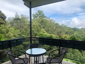 Outdoor dining - Monteverde Forest Stay - Wildlife Balcony & Walkable to Reserves (Monteverde)