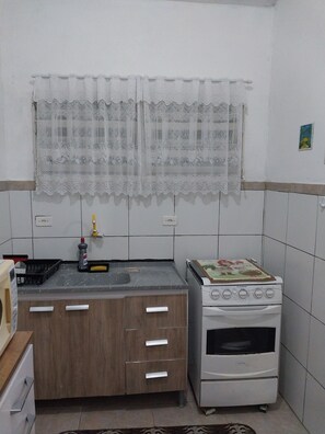 Kühlschrank, Mikrowelle, Herdplatte, Mixer