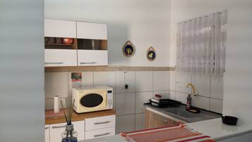 Geladeira, micro-ondas, cooktop, liquidificador