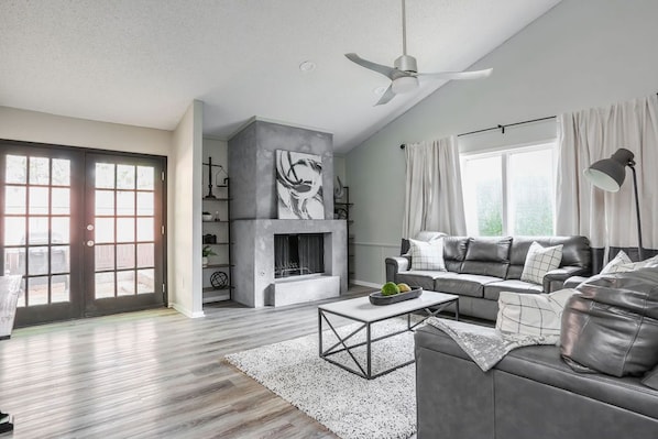 Smart TV, fireplace