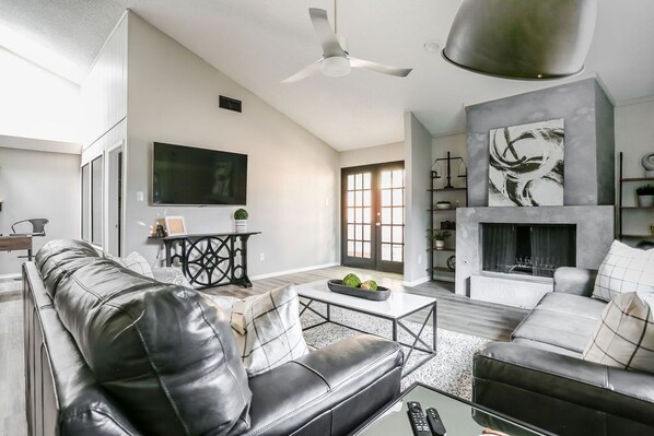 Smart TV, fireplace - Industrial Chic South Lubbock 3/2 (Lubbock)