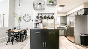Lemari es, microwave, oven, dan kompor