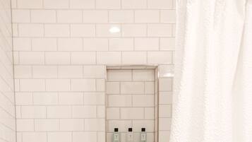 Combined shower/bathtub, hair dryer, towels