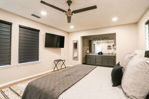 3 bedrooms, iron/ironing board, travel crib, free WiFi
