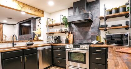 Rustic-Lux 2 bedroom 2 Bath