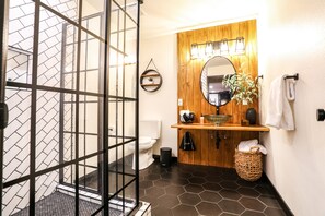 Shower, hair dryer, towels - Rustic-Lux 2 bedroom 2 Bath (Lubbock)
