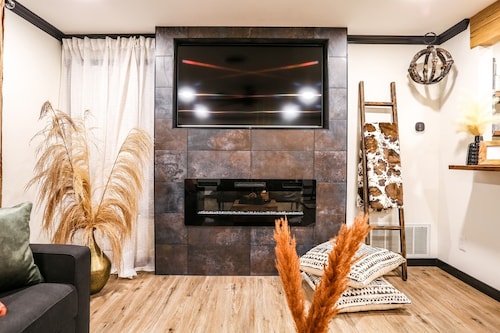 Rustic-Lux 2 bedroom 2 Bath