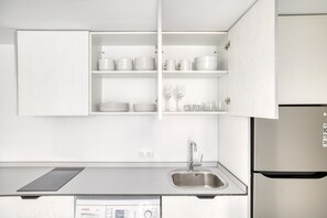 Fridge, microwave, stovetop, dishwasher - Amazing Chueca 1BR, in the heart of Madrid, by Blueground (Madrid)