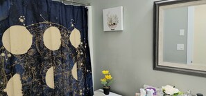 Combinazione doccia/vasca, asciugacapelli, asciugamani, sapone