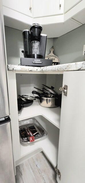 Réfrigérateur, four à micro-ondes, un four, surface de cuisson