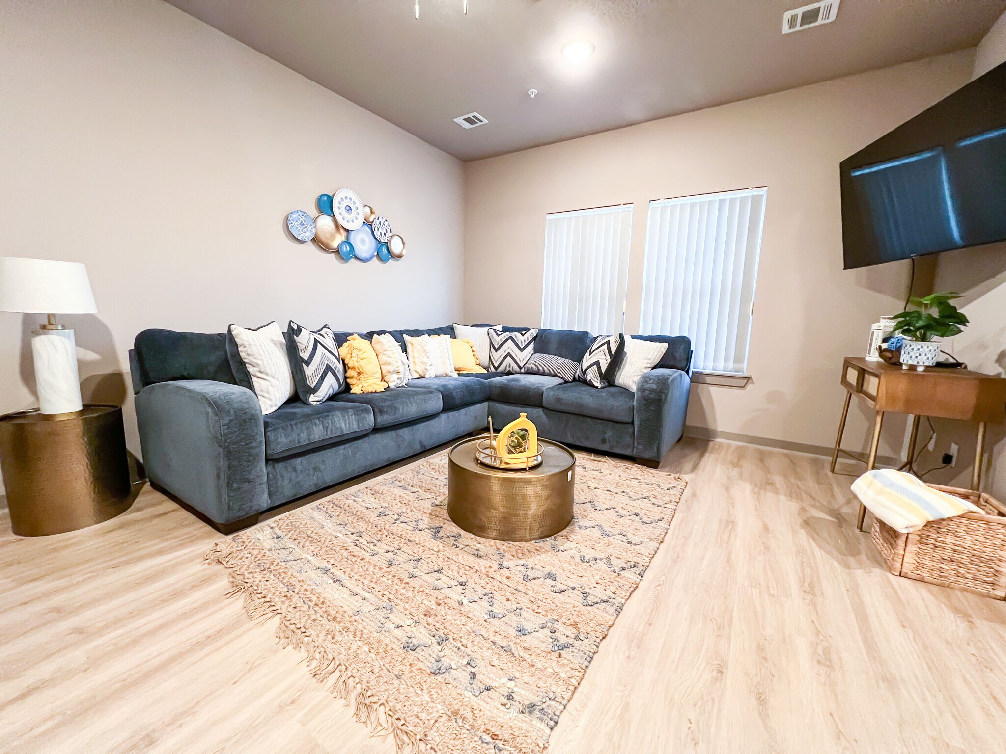 New modern, spacious & gated apartment close to the airport w/ free parking