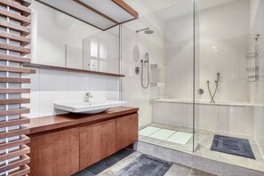 Hair dryer, towels - Hip Innere Stadt 3BR w/ Elevator, Best Location in Vienna, by Blueground (Vienna)