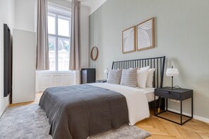 2 bedrooms, iron/ironing board, WiFi, bed sheets - Innere Stadt 2BR w/ Elevator, Best Locale in City (Vienna)