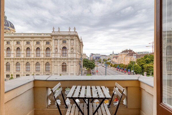 Outdoor dining - Innere Stadt 2BR w/ Elevator, Best Locale in City (Vienna)