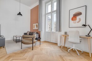 TV, stereo - Innere Stadt 2BR w/ Elevator, Best Locale in City (Vienna)