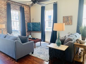 スマートテレビ、ストリーミングサービス、ステレオ