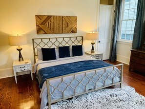 3 室のベッドルーム、デスク、アイロン / アイロン台、旅行用ベビーベッド