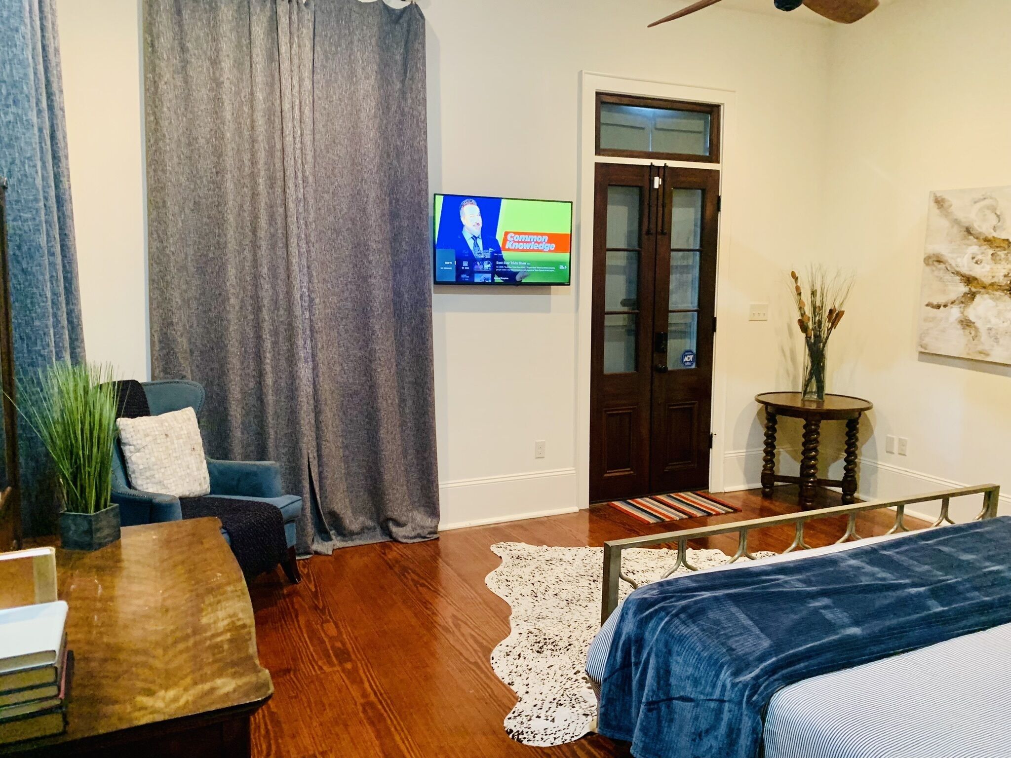 3 soverom, skrivebord, strykejern/-brett og reiseseng for barn