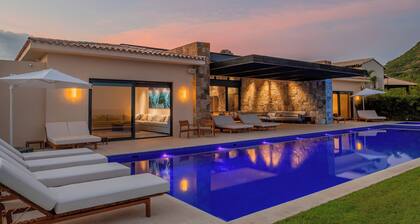 Stunning 11Bd Villa, Chef + Butler + Indoor Tennis + Steps from the Beach!!!