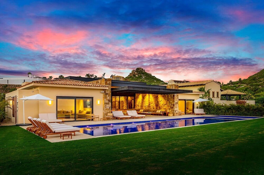 Stunning 11Bd Villa, Chef + Butler + Indoor Tennis + Steps from the Beach!!!