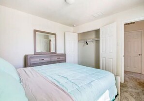 3 bedrooms, desk, iron/ironing board, WiFi