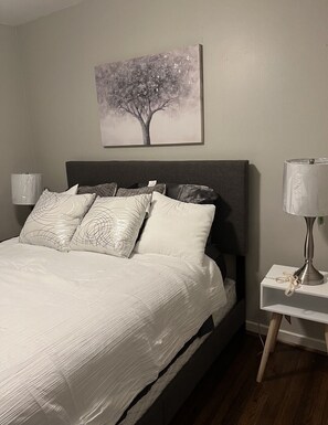 Room - Charming 3 bedroom house with park views  (Birmingham)