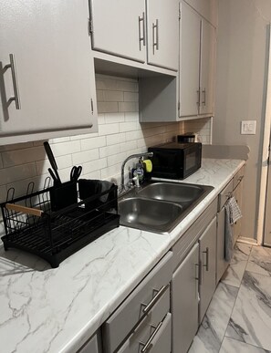 Private kitchen - Charming 3 bedroom house with park views  (Birmingham)