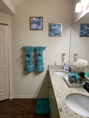 Bathroom - NEW! NEW! 3BR|2BA Townhouse - 7 Mins from Disney! (Kissimmee)