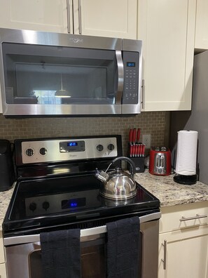 Private kitchen - NEW! NEW! 3BR|2BA Townhouse - 7 Mins from Disney! (Kissimmee)