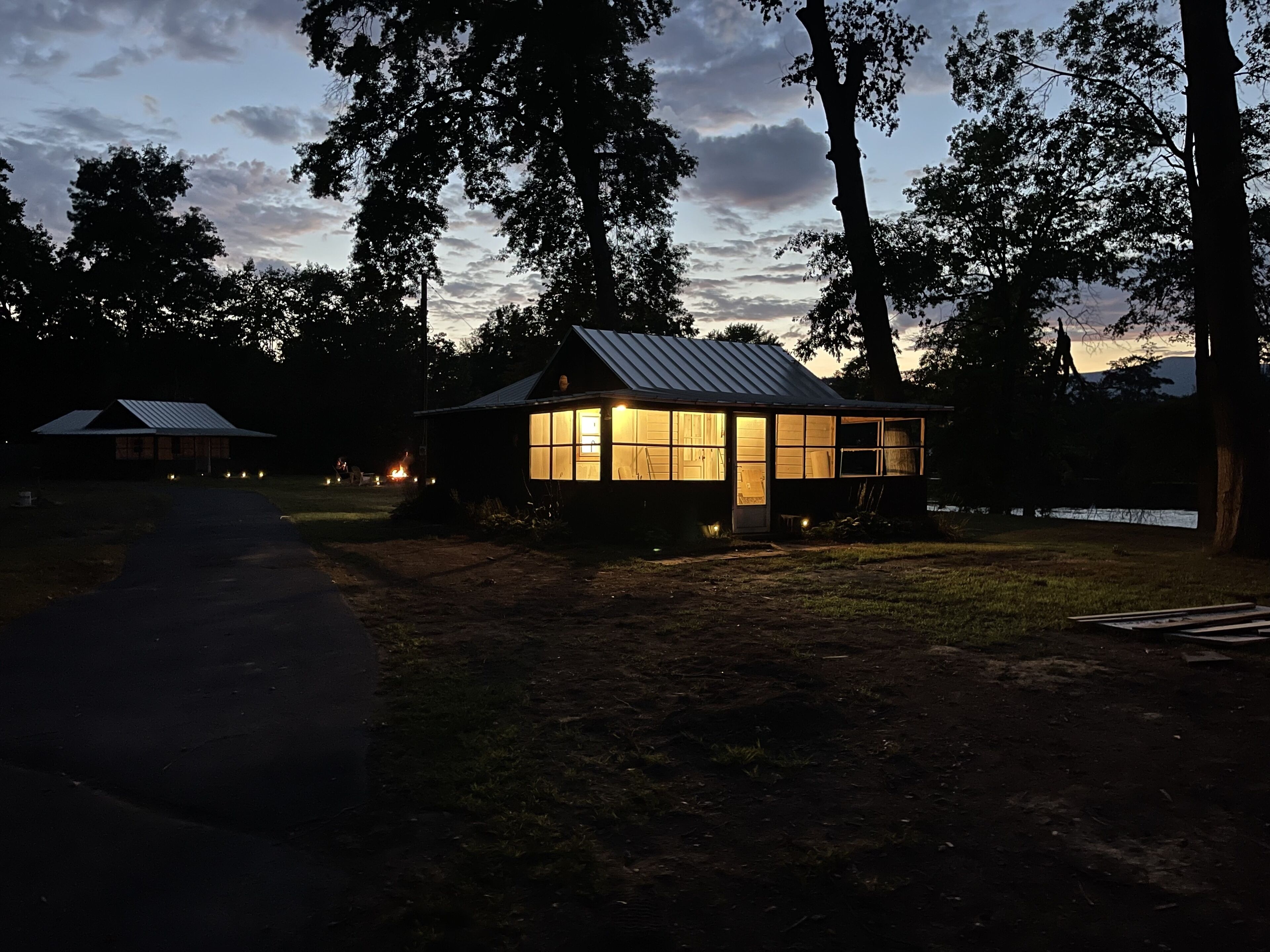 Remodeled cottage with fire pit on 1200 foot of the Esopus Creek in Saugerties, United States