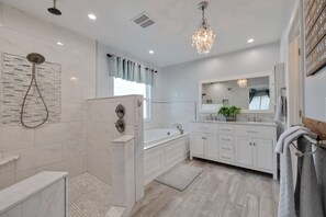 Combined shower/tub, towels