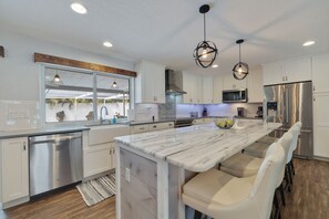 冰箱、微波炉、烤箱、炉灶