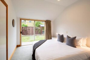 5 Schlafzimmer, hochwertige Bettwaren, Schreibtisch