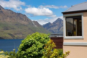 Property grounds - Tahuna Lakeside | 3 min walk to town | Waterfront (Queenstown)