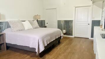 3 makuuhuonetta, työpöytä, ilmainen Wi-Fi, vuodevaatteet