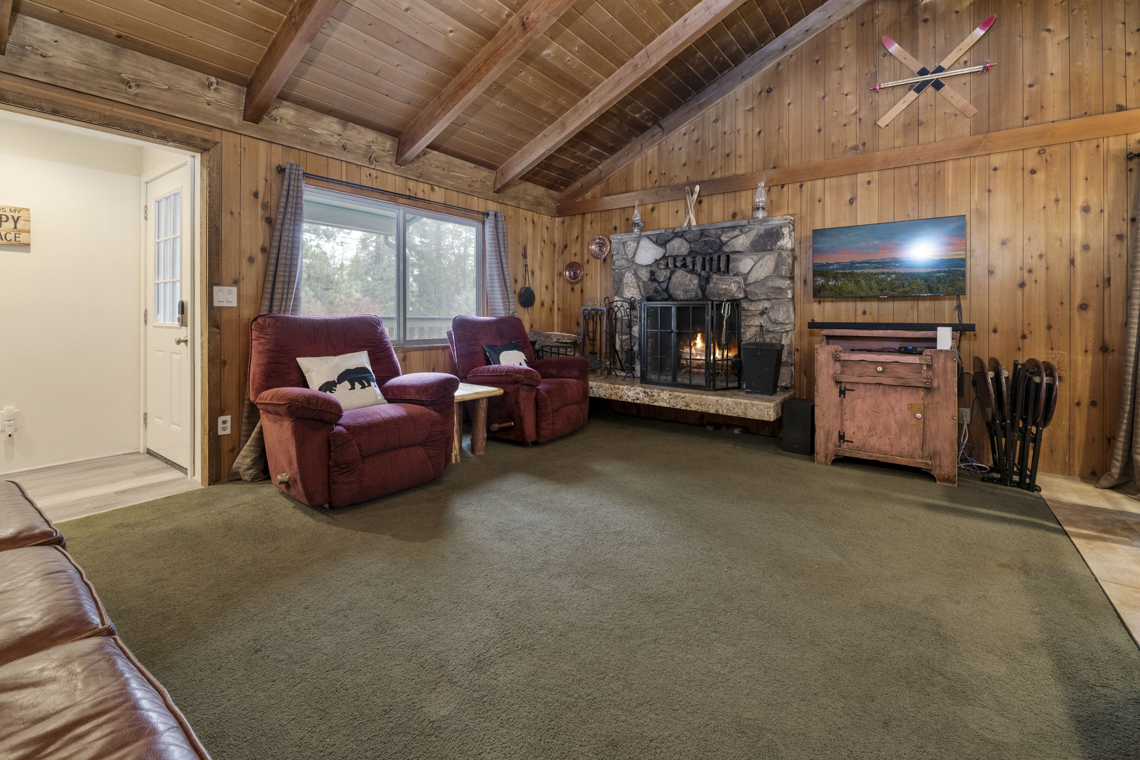 Unique home+2 New Master Suites! 0.6mi to Bear mtn