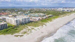 Een kusthotel met meerdere gebouwen, een strand en uitzicht op de oceaan.