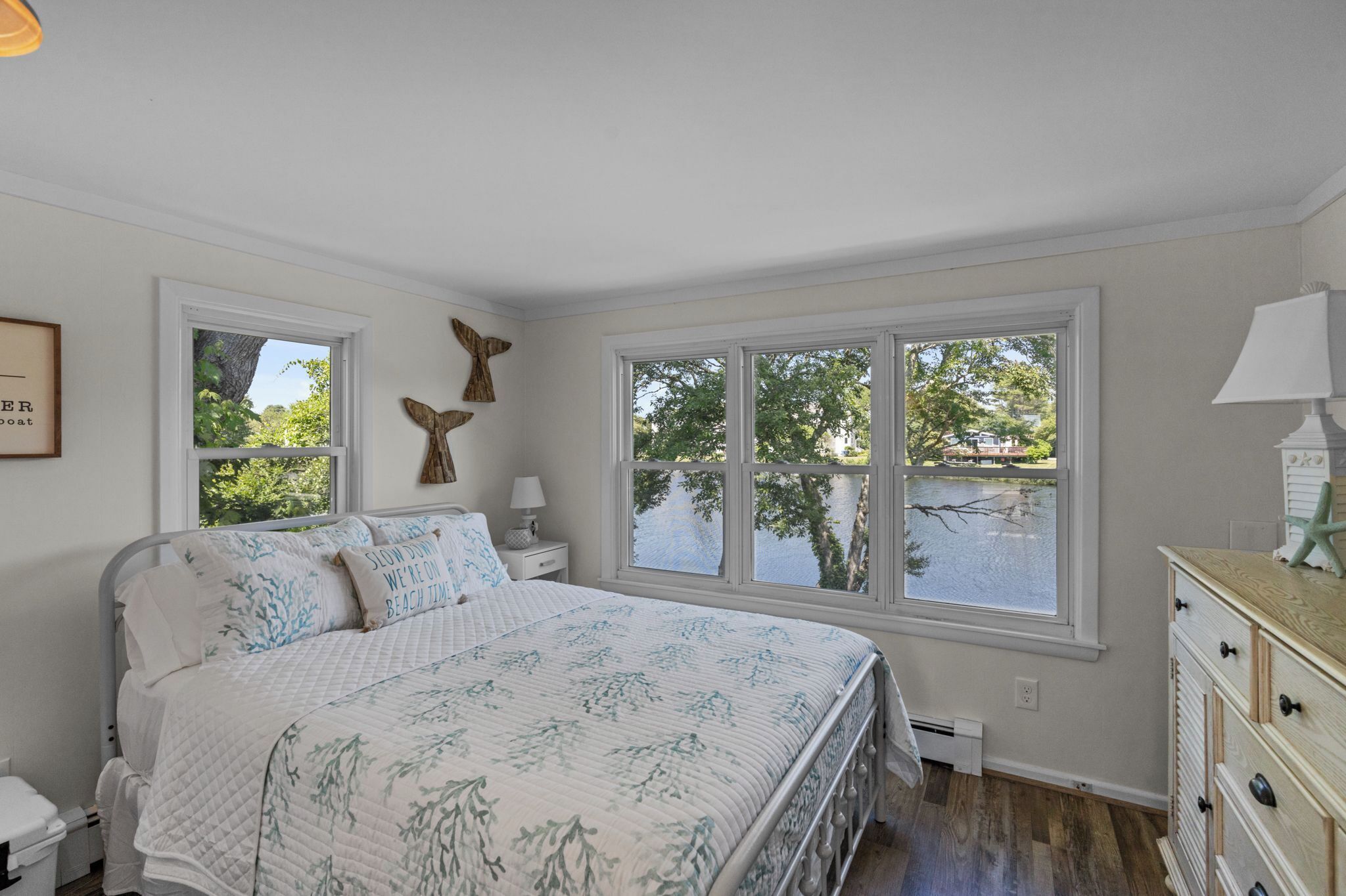 3 bedrooms, desk, iron/ironing board, free WiFi