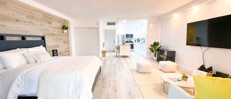 Tabla de planchar con plancha, wifi, ropa de cama