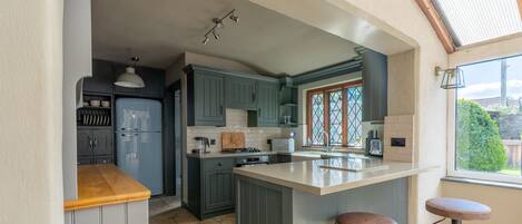 Kühlschrank, Mikrowelle, Ofen, Herdplatte