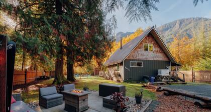 Millie's charming pet friendly cabin w/ wifi, fenced yard by hikes & Stevens Pass