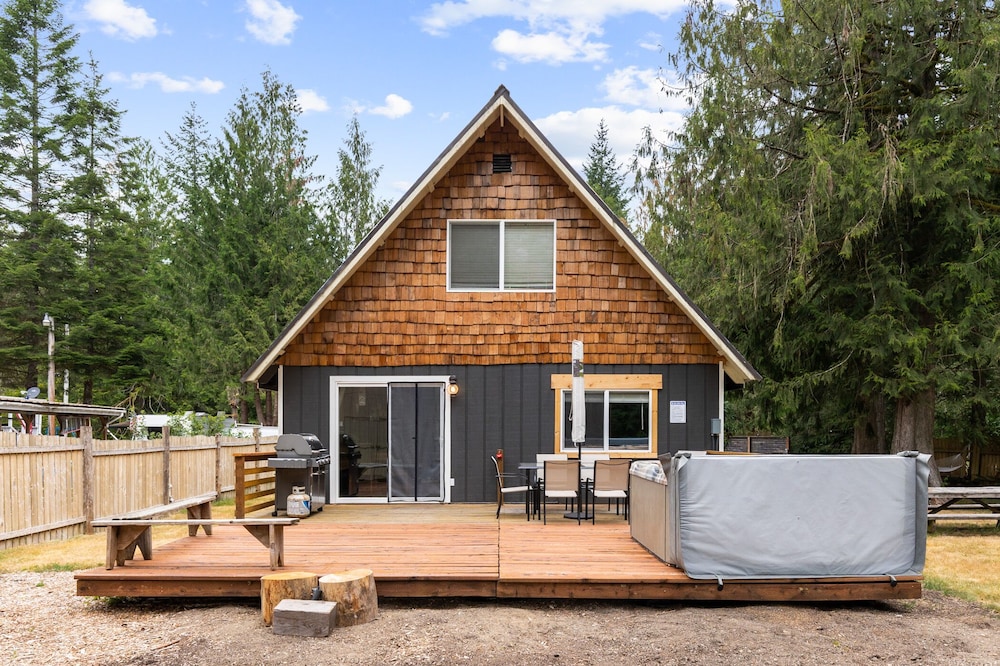 Millie's charming pet friendly cabin w/ wifi, fenced yard by hikes & Stevens Pass