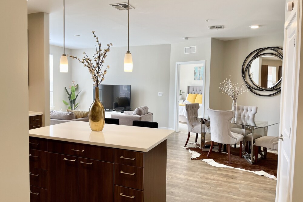 Beautiful cozy 2 bed, 2 bath apartment with pool