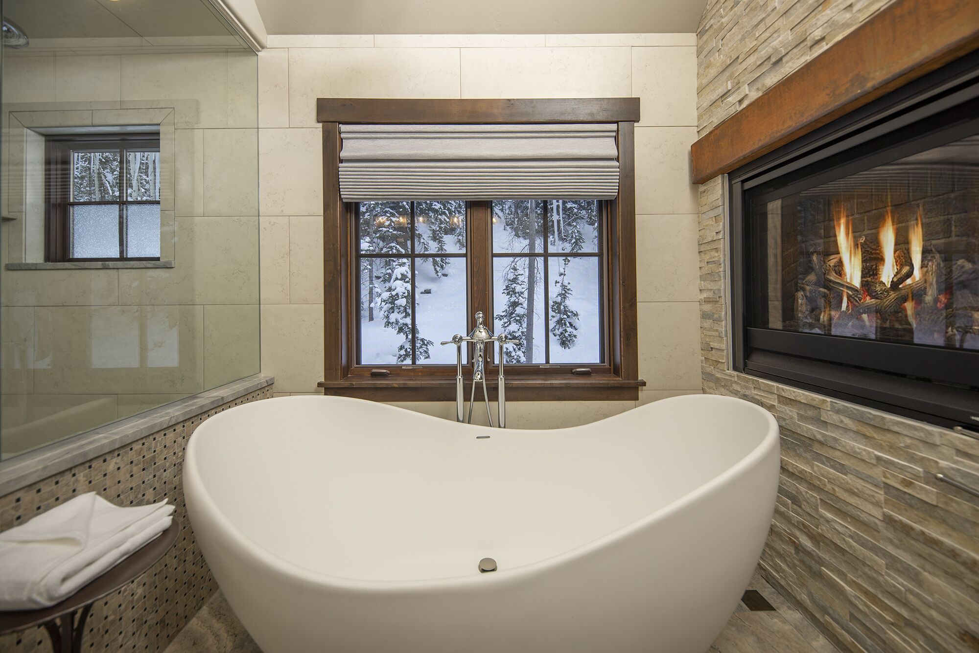 BIG, 1.5 miles to resort/town, no stairs for entry or main level