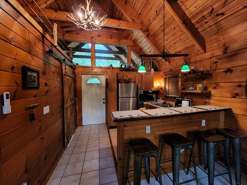 A Rushing Stream of Dreams Creekside Cabin 1 min to National Park!