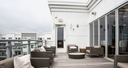 Lovely Cambridge 2BR w/ Gym, Roof, near Shops + Dining, by Blueground