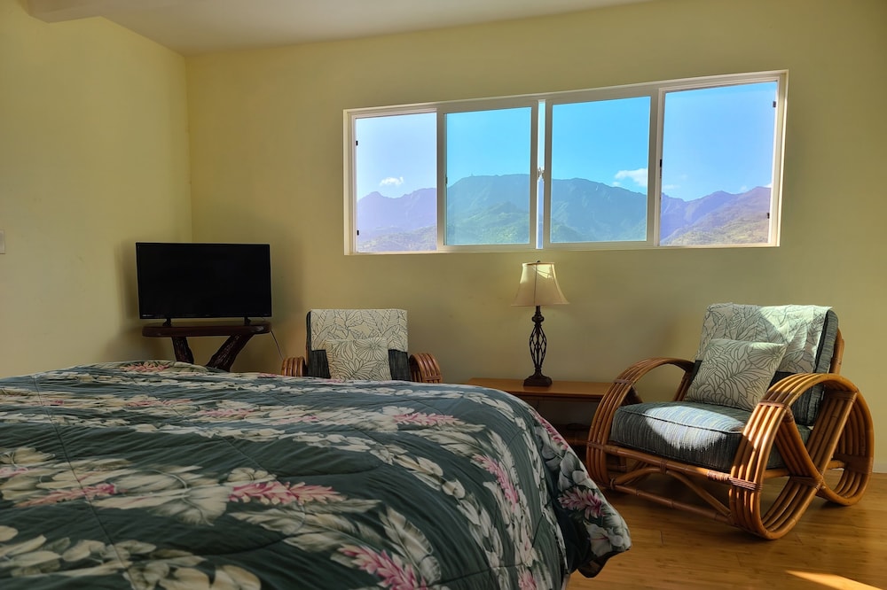 North Shore Tropical Studio with breathtaking mountain views!